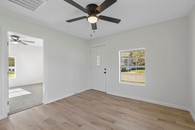 Building Photo - BEAUTIFUL- UPDATED 3 bedroom 1 Bath in Cleburne!