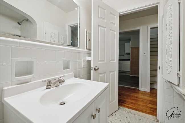 Building Photo - $1,300/month - 3 Bed 1 Bath Single Family Home in Detroit