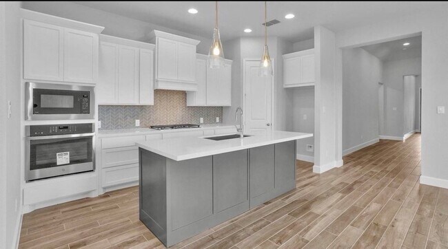 Building Photo - 42841 Terraza Blvd