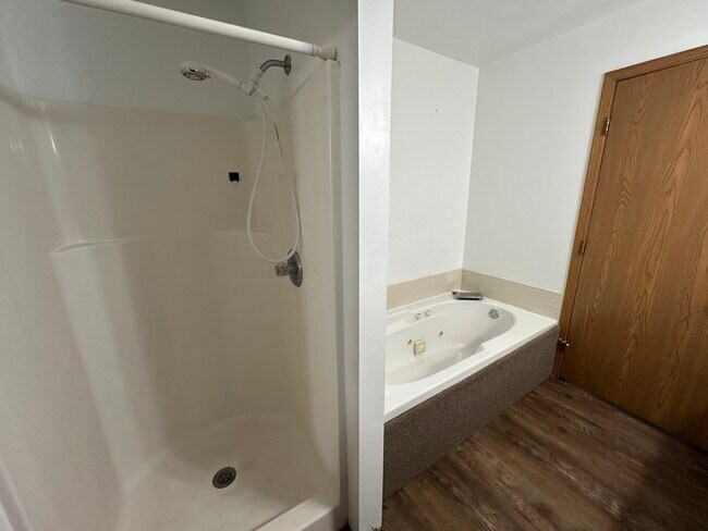 Building Photo - 1072 Lakeshore Dr