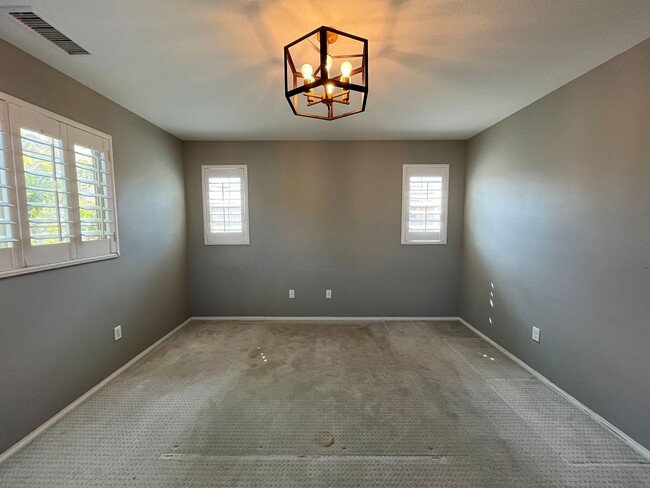 Building Photo - Gated Porter Ranch home w/all appliances +...
