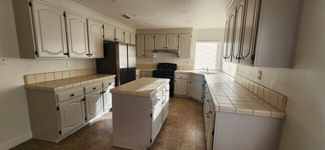 Building Photo - Large 3 Bedroom Home with a Loft