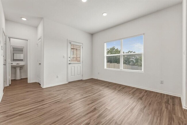 Building Photo - 913 Legends Ln