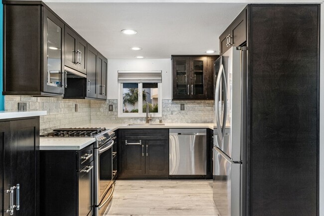 Building Photo - Charming, Light-Filled 2-Bed / 2.5-Bath Townhome with Private Yard & Garage Parking