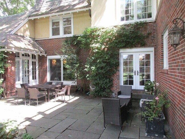 Building Photo - 115 Aspen Ave