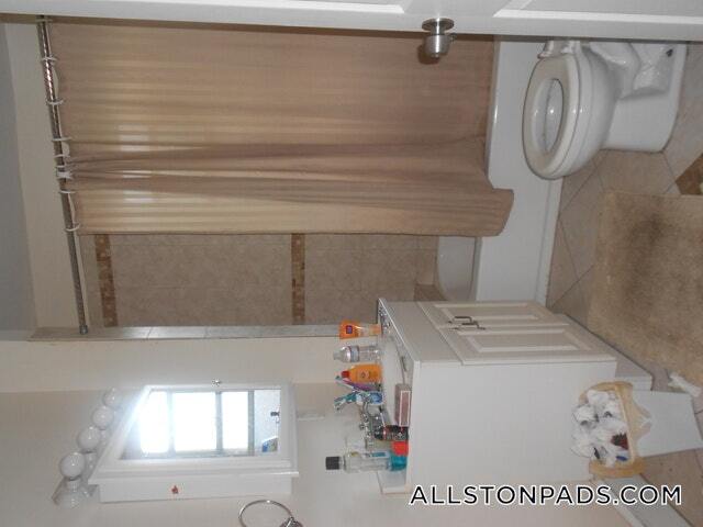 Building Photo - 86 Easton St