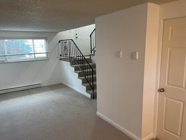Building Photo - 577 150 E