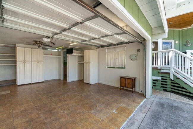Building Photo - 1087 Keolu Dr