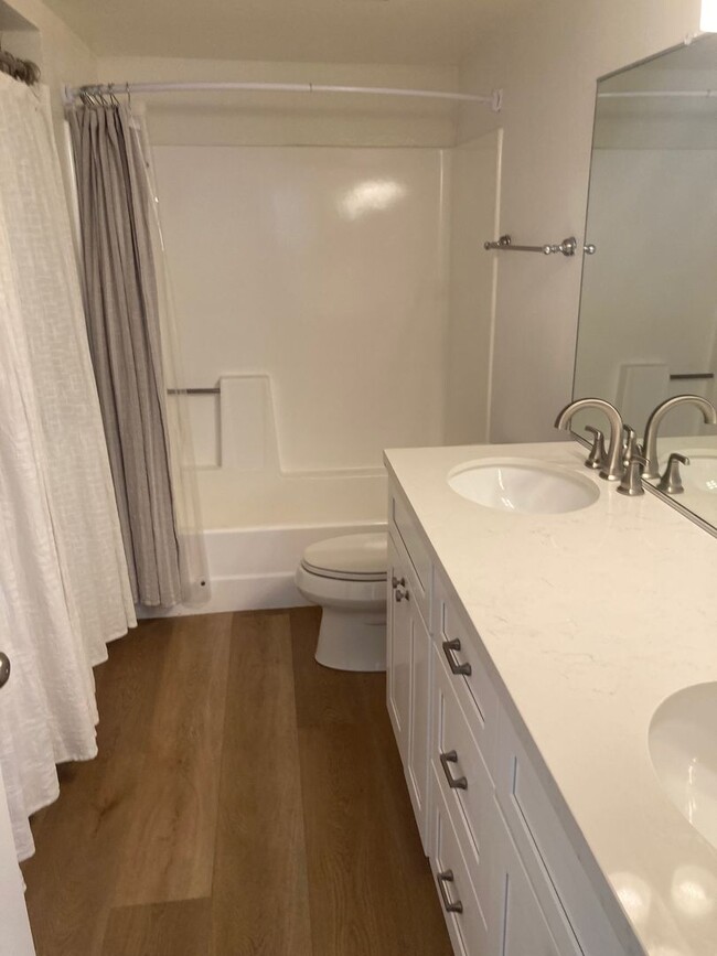 Building Photo - 2 Bedroom 2 Bathroom upper unit near Stran...