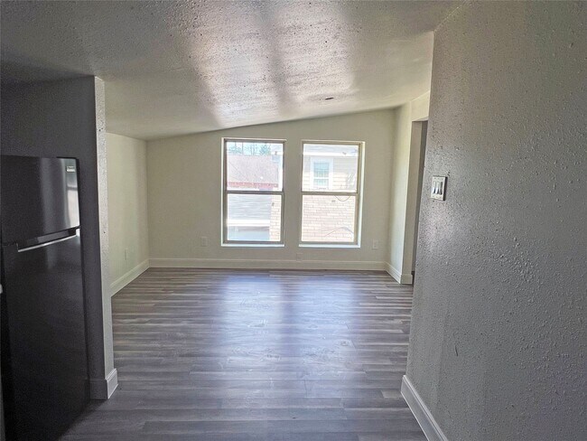 Building Photo - 201 Eastwood St