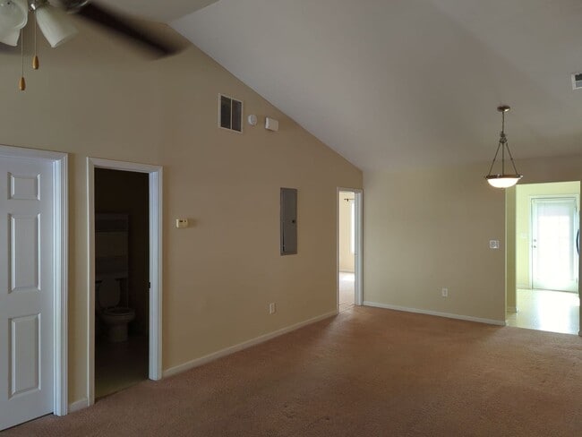 Building Photo - Nice Two Bedroom Duplex In A Great Location Available April 2026