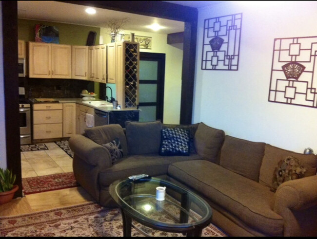 Living room with open entry to kitchen/dinningroom - 40 Oak St
