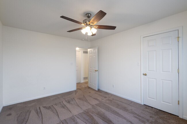 Building Photo - 2405-2407-2407 Northampton Dr