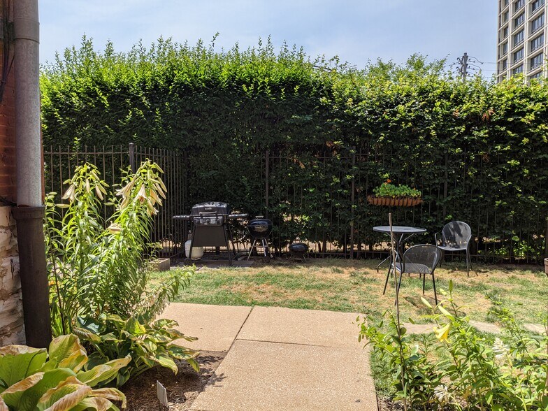 Shared backyard space with seating, fire pit and barbecue - 4496 Maryland Ave