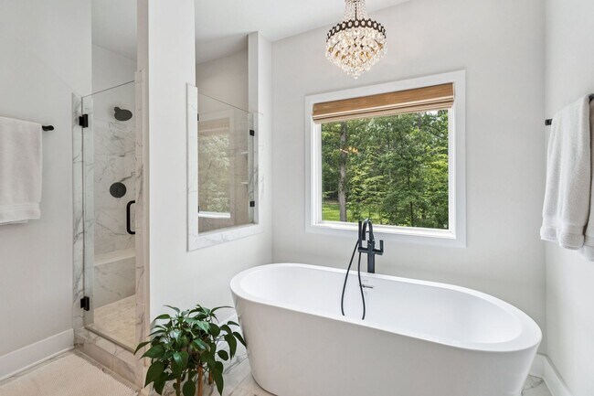 Building Photo - Impressive 6 Bed 4.5 Bath Single-Family Ho...