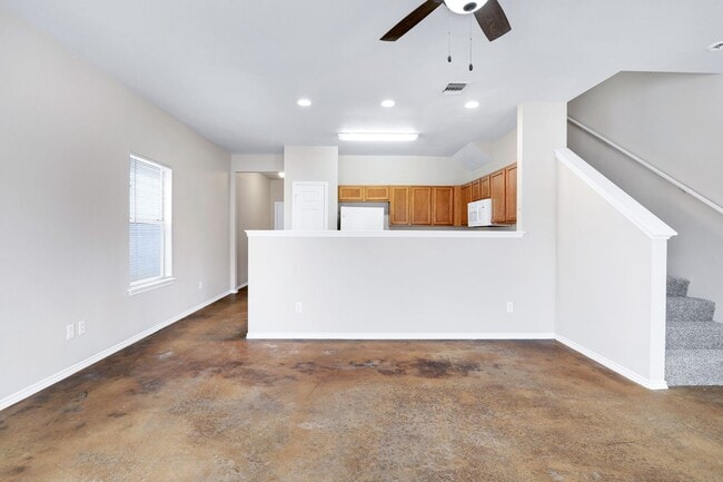 Building Photo - 5815 Golf Bend
