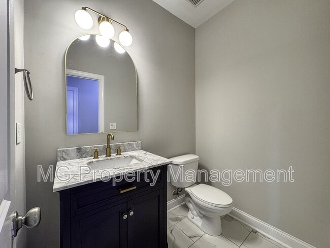Building Photo - 2056 Oxford Heights