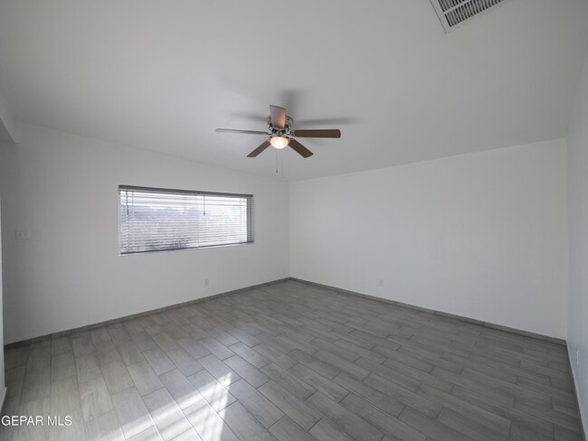 Building Photo - 339 Medina St