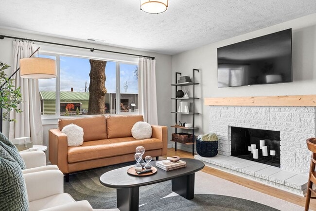Building Photo - Trendy 2B/1B Unit C I Near Gonzaga/WSU/EWU & 5 Hospitals I Pet Friendly