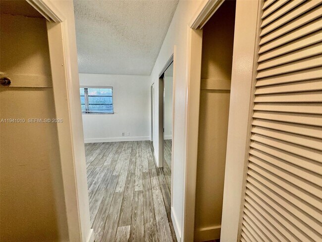 Building Photo - 900 NE 12th Ave