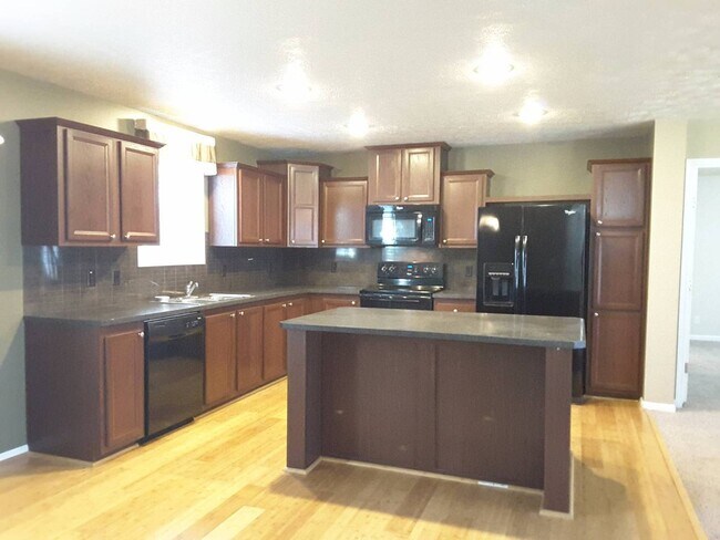 Building Photo - 3 Bedroom Single Family Home!
