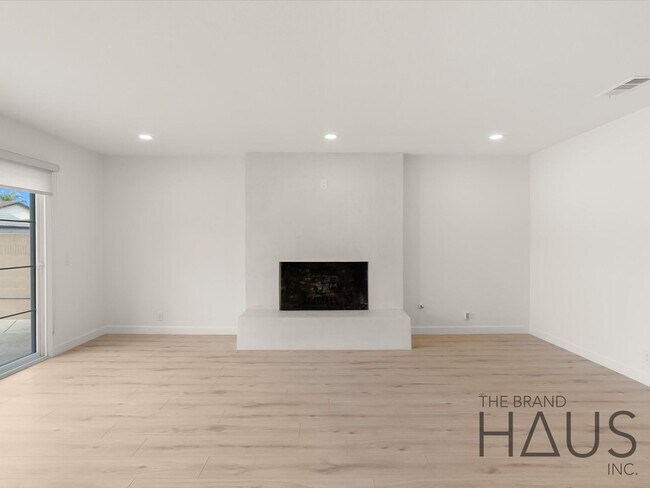 Building Photo - Two Primary Bedrooms, Pool, & Air Conditio...