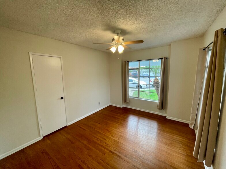 Building Photo - 12505 Manor Dr