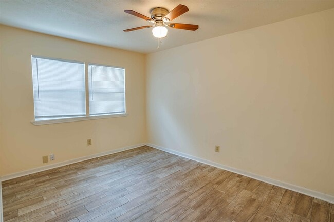 Building Photo - 266 S Villas Ct