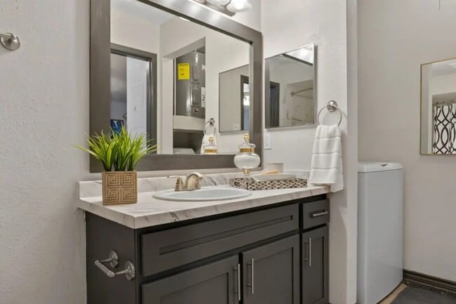 Building Photo - 10951 Laureate Dr