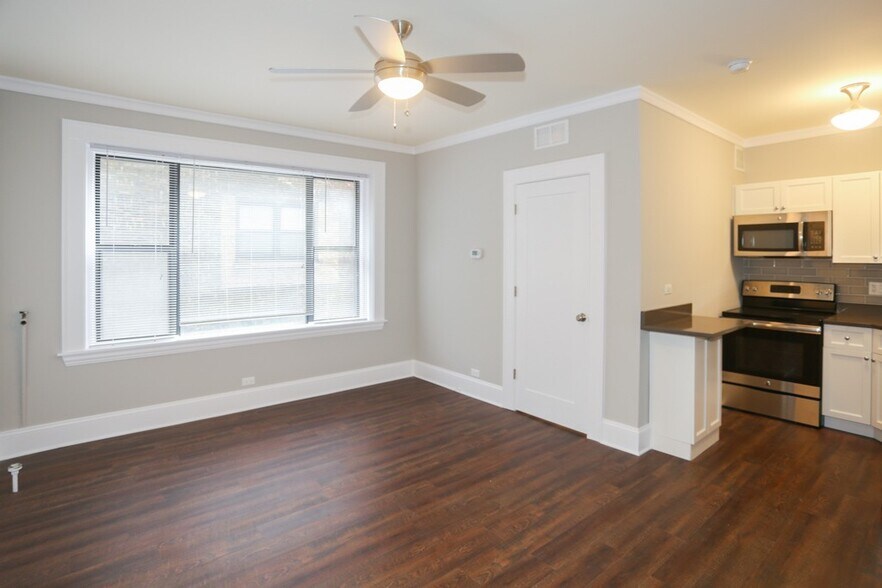 Building Photo - 817 W Lakeside Pl