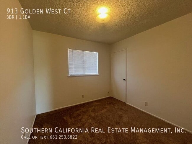 Building Photo - 913 Golden W Ct