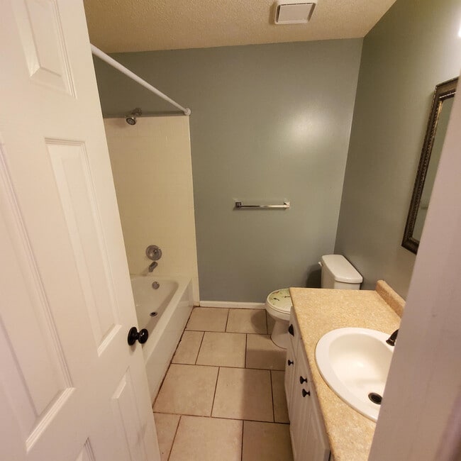 Building Photo - 953 Wedgewood Way