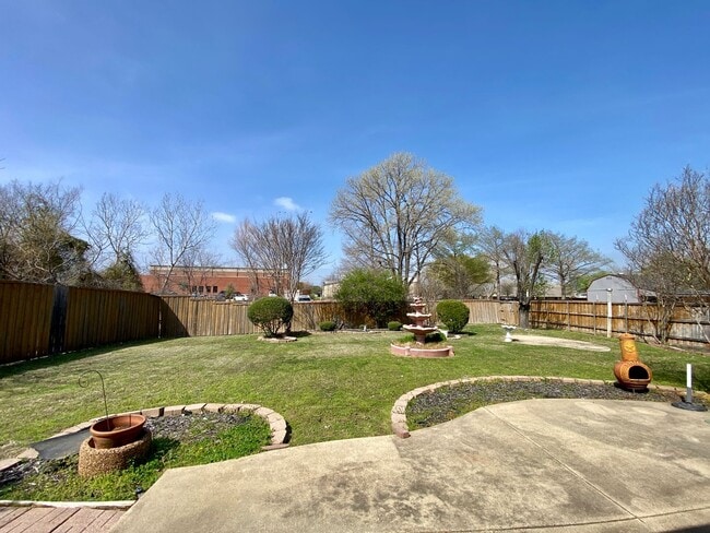 Building Photo - Introducing this inviting 3-bedroom, 2-bat...
