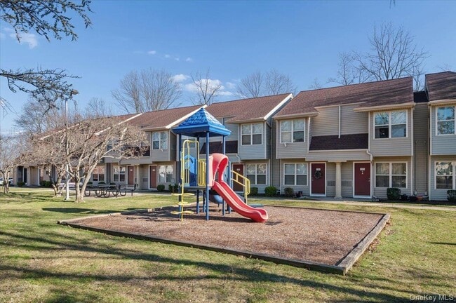 Building Photo - 501 Maplewood Gardens