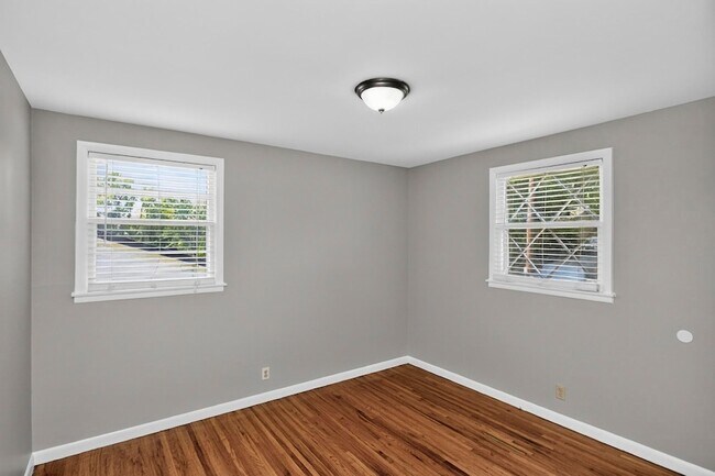 Building Photo - 261 Eisenhower Dr