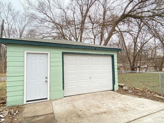 Building Photo - 2 Bedroom Home In Gary