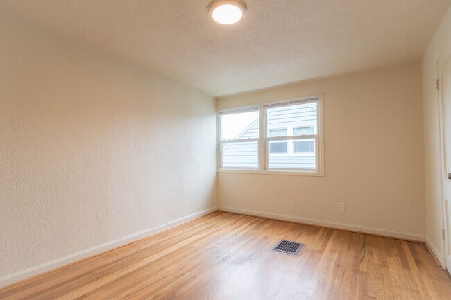 Building Photo - 5412-5420-5420 NE 9th Ave