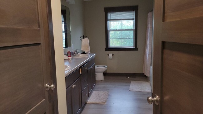 Building Photo - 5 Bed 3 Bath close to UWEC, bike trails, Carson Park, and The Sonnentag!