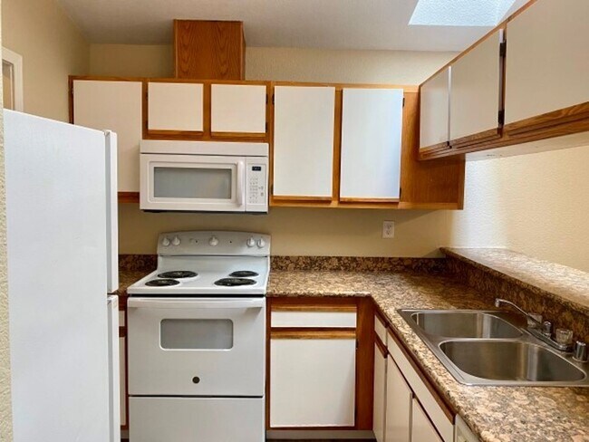 Building Photo - Single story beauty!  2 bedroom, 1.5 bath ...