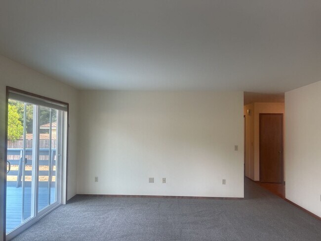 Building Photo - 2149 Woodcrest Ct