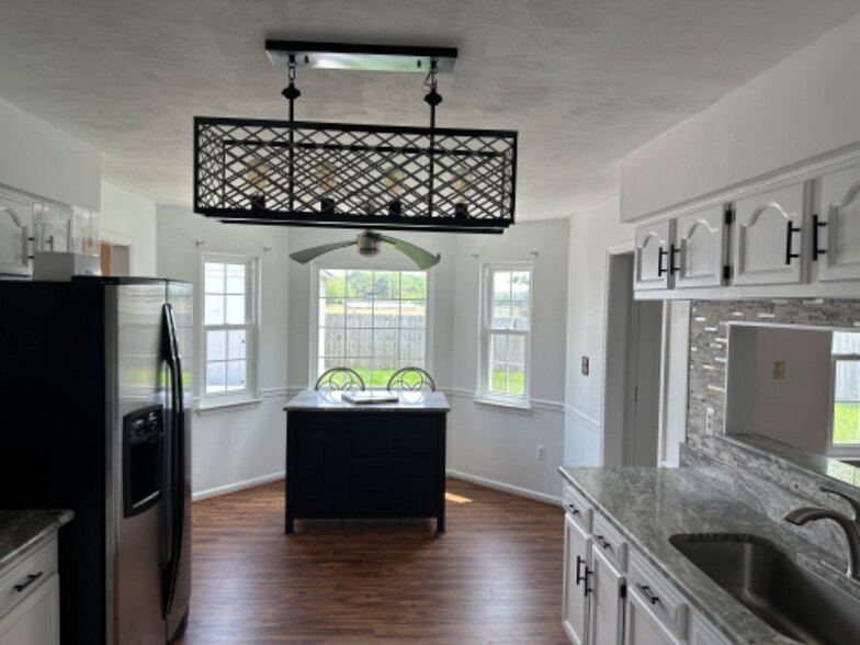 Building Photo - 1705 River Rock Arch