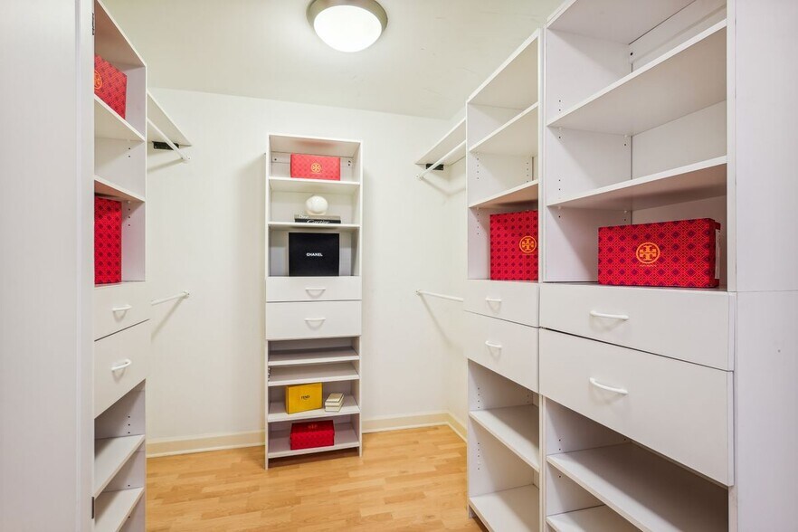 Building Photo - 337 W 7th St