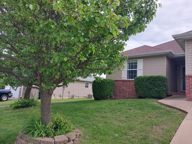 Building Photo - 428 W White Ash St