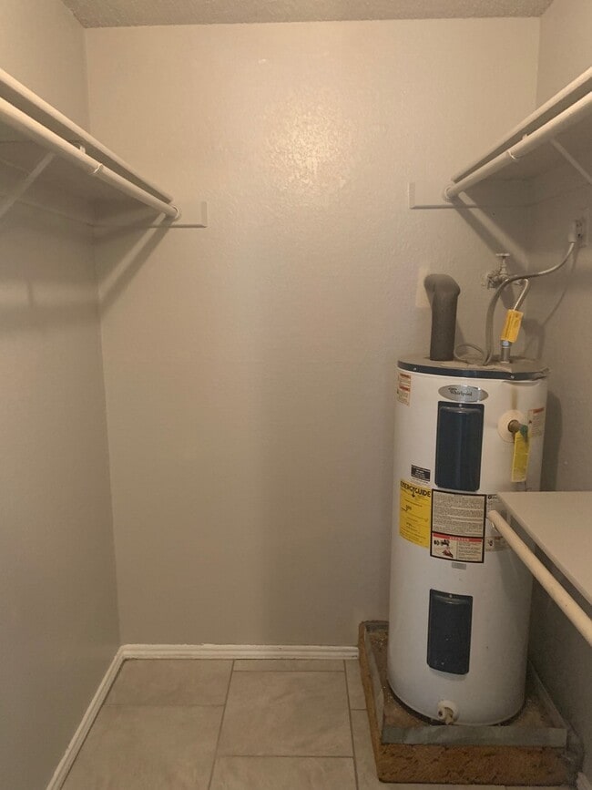 Building Photo - Great 1 bed 1 bath apartments!!