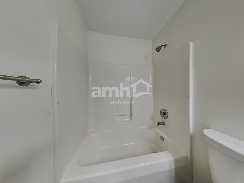 Building Photo - 628 Buckshire Glen