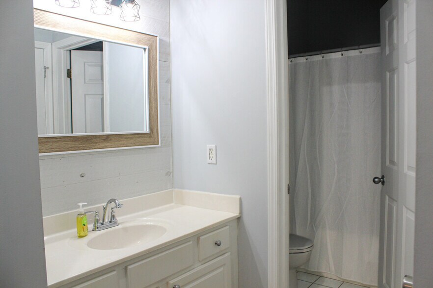 Building Photo - 125 Royal Poste Rd