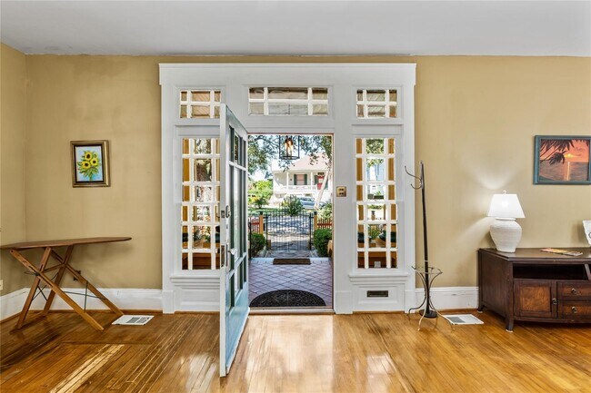 Building Photo - 2927 Bernardo De Galvez Ave