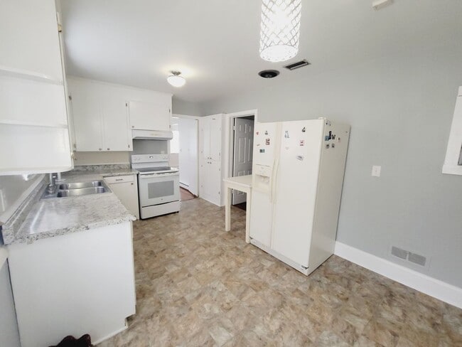 Building Photo - Spacious 3-Bed, 2-Bath Brick Ranch Home fo...