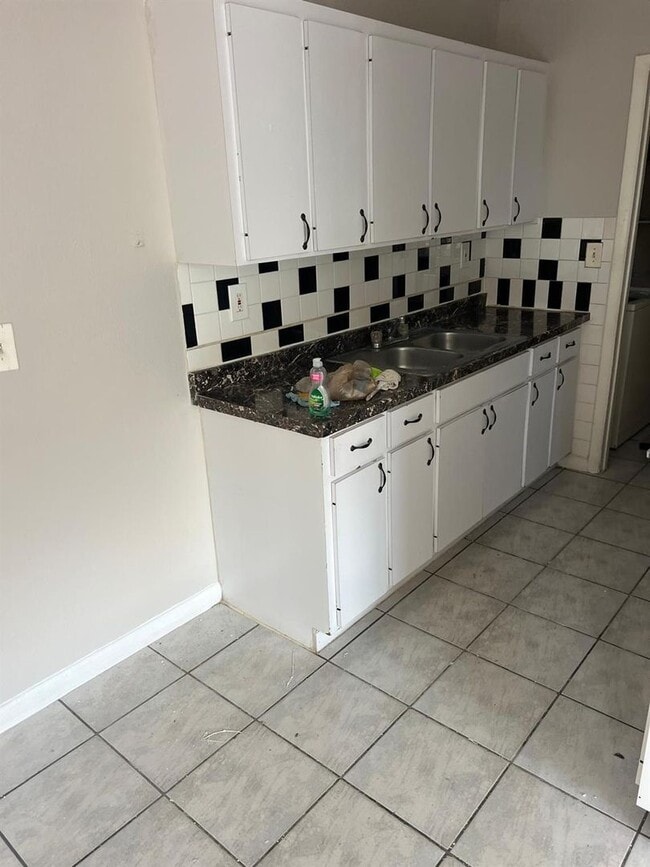 Building Photo - 990 SW 76th Ave