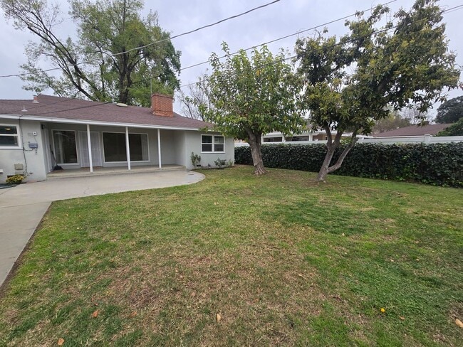 Building Photo - Charming Single Story Home